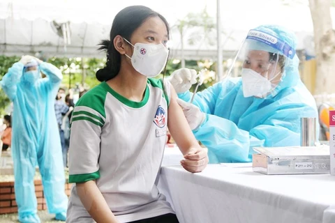 Nhân viên y tế tiêm vaccine ngừa COVID-19 cho học sinh tại huyện Củ Chi (TP. Hồ Chí Minh). (Ảnh: Thu Hương/TTXVN) 