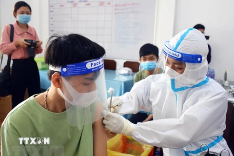 Điểm tiêm tại trường THPT Hồ Thị Kỷ sẽ tiêm vaccine ngừa COVID-19 cho 3.100 em học sinh. (Ảnh: Huỳnh Anh/TTXVN) 