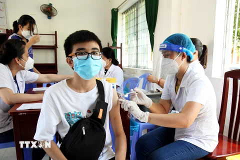 Tiêm vaccine phòng COVID-19 cho học sinh Lớp 12, Trường THPT Châu Thành (huyện Châu Thành, tỉnh Kiên Giang). (Ảnh: Hồng Đạt/TTXVN)