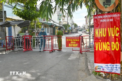 Chốt kiểm soát người dân ra vào phường Lạc Đạo, thành phố Phan Thiết. (Ảnh: Nguyễn Thanh/TTXVN) 