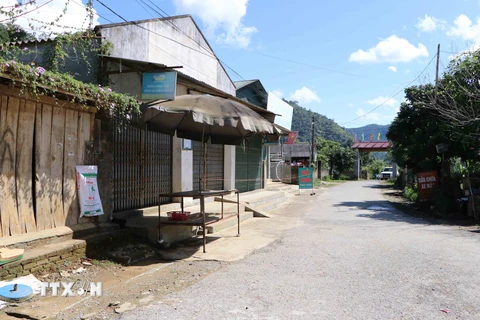 Người dân xã Bản Giang, huyện Tam Đường, tỉnh Lai Châu tuyên thủ nghiêm ngặt để phòng chống dịch COVID-19 sau khi phát hiện các ca dương tính trong cộng đồng. (Ảnh: Nguyễn Oanh/TTXVN) 