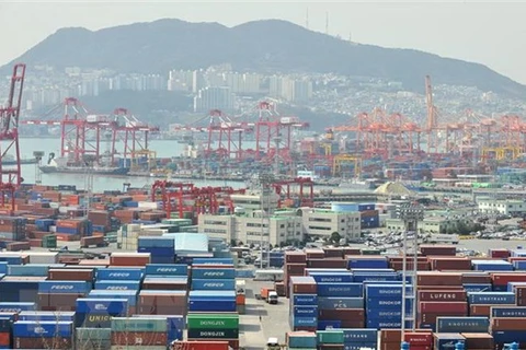 Cảng hàng hóa ở Busan, Hàn Quốc. (Ảnh: AFP/TTXVN)