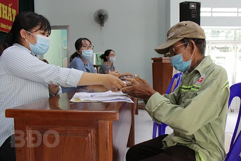 Ông Đặng Kim Trung, hành nghề xích lô (ở khu phố 1, phường Lê Lợi, thành phố Quy Nhơn) nhận tiền hỗ trợ dành cho lao động tự do. (Nguồn: https://binhdinh.dcs.vn)