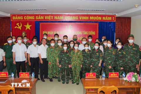 Đoàn cán bộ Cục hậu cần Quân khu 9 đến hỗ trợ tỉnh Bạc Liêu trong công tác phòng, chống dịch COVID-19. (Ảnh: Chanh Đa/TTXVN) 