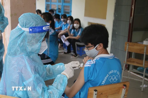 Hình ảnh tiêm vacccine COVID-19 cho học sinh từ lớp 9-12 ở Trà Vinh