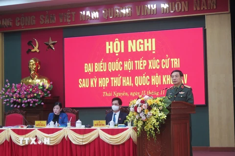 Đại tướng Phan Văn Giang, Bộ trưởng Quốc phòng phát biểu tại hội nghị tiếp xúc cử tri Thái Nguyên. (Ảnh: Trần Trang/TTXVN)