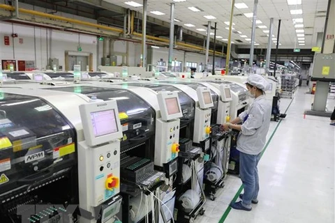 Hoạt động sản xuất tại Công ty Fuhong Precision Component tại Khu công nghiệp Đình Trám (vốn đầu tư của Đài Loan). (Ảnh: Danh Lam/TTXVN) 