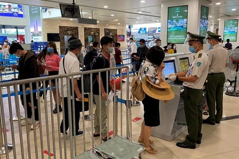 Hành khách làm thủ tục an ninh khi đi máy bay tại cảng hàng không quốc tế Nội Bài. (Ảnh: CTV/Vietnam+) 