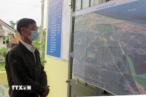 Người dân khu phố Nam Bình (phường Hòa Xuân Tây) xem quy hoạch bãi rác mới. (Ảnh: Xuân Triệu/TTXVN)