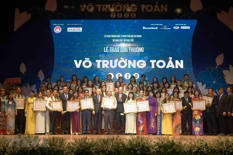 Lãnh đạo Thành phố Hồ Chí Minh chúc mừng các nhà giáo được trao giải thưởng Võ Trường Toản năm 2020. (Ảnh: Thu Hoài/TTXVN) 