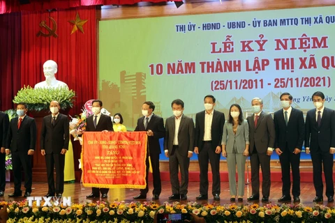 Lãnh đạo tỉnh Quảng Ninh trao tặng bức trướng cho đảng bộ, nhân dân thị xã Quảng Yên. (Ảnh: Đức Hiếu/TTXVN)