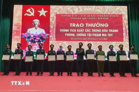 Bộ đội Biên phòng Quảng Bình trao thưởng thành tích chuyên án bắt 304.000 viên ma túy tổng hợp qua biên giới. (Ảnh: Đức Thọ/TTXVN)