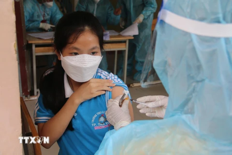 Tiêm vaccine phòng COVID-19 cho học sinh lớp 9, tại Trường THCS Lý Tự Trọng, thành phố Trà Vinh. (Ảnh: Thanh Hòa/TTXVN)