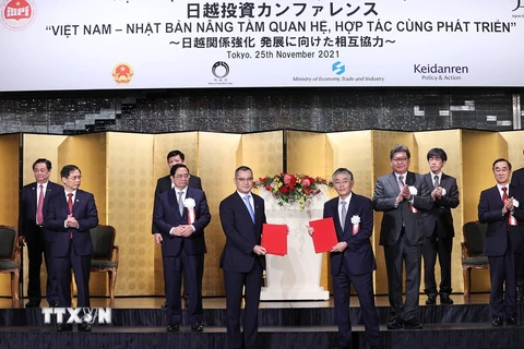 Thủ tướng Phạm Minh Chính chứng kiến Lễ trao đổi các văn kiện hợp tác giữa các doanh nghiệp 2 nước. (Ảnh: Dương Giang/TTXVN)