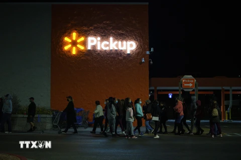 Người dân dậy sớm xếp hàng chờ mua sắm tại một cửa hàng nhân ngày Black Friday tại El Paso, bang Texas, Mỹ ngày 26/11/2021. (Ảnh: AFP/TTXVN)