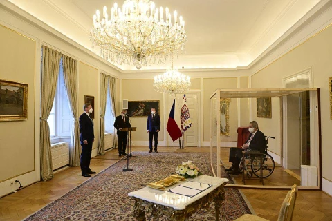 Tổng thống Séc phải ngồi trong khung kính khi bổ nhiệm Thủ tướng mới