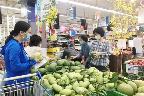 Người tiêu dùng Thành phố Hồ Chí Minh mua hàng ở siêu thị. (Ảnh: Mỹ Phương/TTXVN)