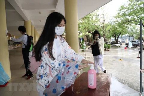 Học sinh trường Trung học Phổ thông Trần Phú thực hiện sát khuẩn khi vào lớp. (Ảnh: Văn Dũng/TTXVN) 