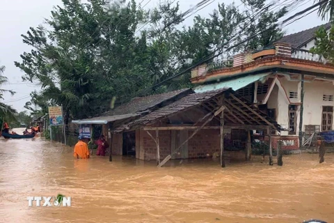 Nước dâng cao gây ngập lụt tại huyện miền núi An Lão (Gia Lai). (Ảnh: Phạm Kha/TTXVN) 