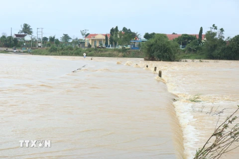 Đường dẫn đầu phía nam cầu Thống Nhất ở Đắk Lắk bị đổ sụp hoàn toàn. (Ảnh: Tuấn Anh/TTXVN) 
