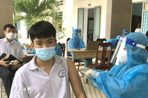 Tiêm vaccine phòng COVID-19 cho học sinh lớp 12 Trường THPT Trưng Vương, thành phố Quy Nhơn. (Ảnh: Nguyên Linh/TTXVN) 