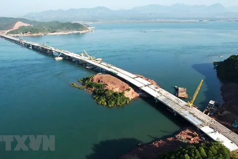 Cầu Vân Tiên là cây cầu dài nhất tại Quảng Ninh tính đến thời điểm này. (Ảnh: TTXVN phát) 