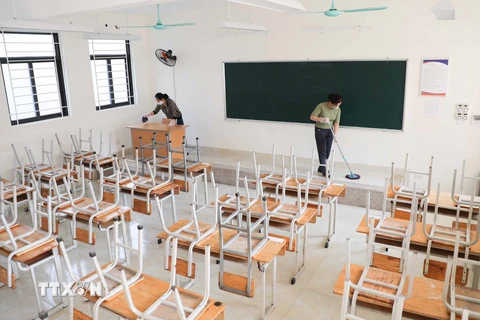 Trường THPT Trương Định, quận Hoàng Mai đã cơ bản hoàn tất công tác chuẩn bị để đón học sinh đi học trực tiếp theo kế hoạch. (Ảnh: Thanh Tùng/TTXVN) 