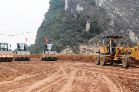 Nhà thầu thi công một đoạn tuyến của dự án cao tốc Bắc-Nam. (Ảnh: Việt Hùng/Vietnam+) 