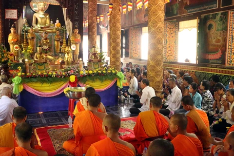 Sư sãi và bà con Phật tử Khmer tụng kinh trước khi làm Nghi lễ tắm Phật trong Tết Chôl Chnăm Thmây của đồng bào Khmer ở Sóc Trăng Sóc Trăng. (Ảnh: Trung Hiếu/TTXVN)