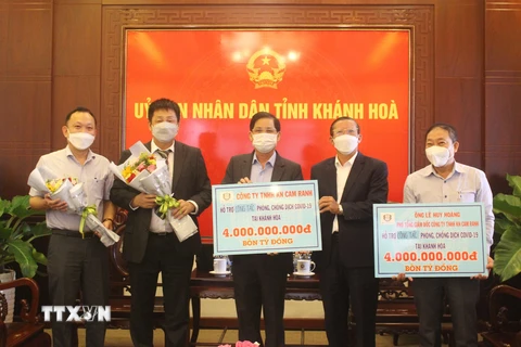 Đại diện Công ty TNHH KN Cam Ranh và cá nhân ông Lê Huy Hoàng, Phó Tổng Giám đốc Công ty TNHH KN Cam Ranh ủng hộ 8 tỷ đồng phòng, chống dịch COVID-19 thông qua Trung tâm cứu trợ dịch COVID-19 tỉnh Khánh Hòa. (Ảnh: Phan Sáu/TTXVN)