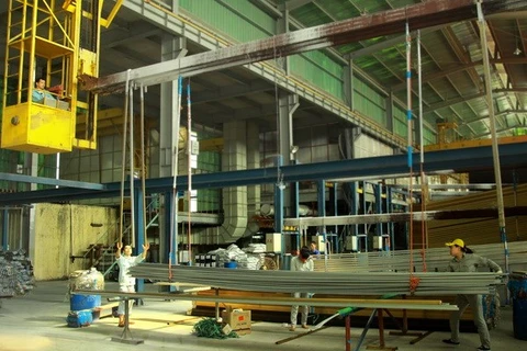 Sản xuất nhôm thanh định hình xuất khẩu tại Phú Thọ. (Ảnh: Hoàng Hùng/TTXVN)