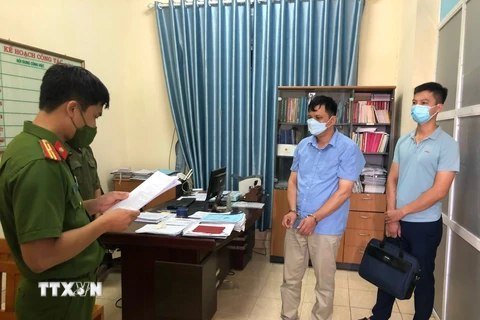 Công an đọc lệnh bắt tạm giam đối với Quân Văn Thịnh, Hiệu trưởng Trường Phổ thông Dân tộc nội trú THCS huyện Yên Sơn. (Ảnh: TTXVN phát)