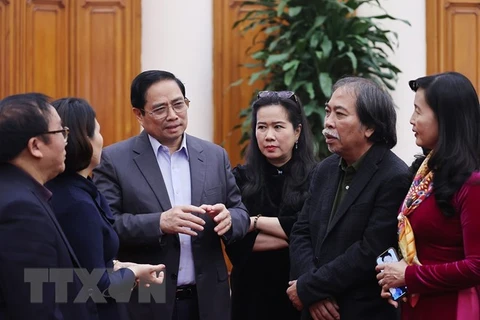 Thủ tướng Phạm Minh Chính với các đại biểu Liên hiệp các Hội Văn học Nghệ thuật Việt Nam. (Ảnh: Dương Giang/TTXVN) 