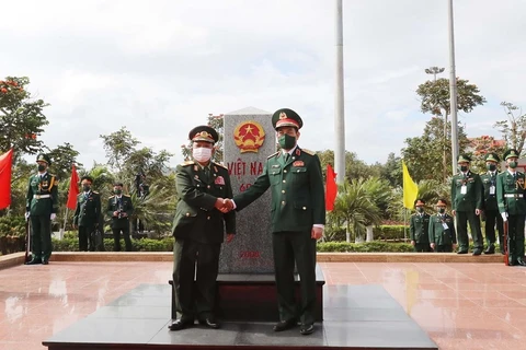 Đại tướng Phan Văn Giang và Đại tướng Chansamone Chanyalath tại cột mốc 605 thuộc cửa khẩu Lao Bảo. (Ảnh: Trọng Đức/TTXVN) 