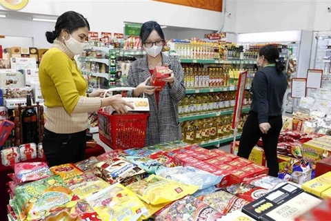 Người dân mua sắm tại một siêu thị. (Ảnh: Trần Việt/TTXVN) 