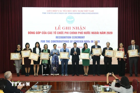 Liên hiệp các tổ chức hữu nghị Việt Nam tổ chức lễ ghi nhận đóng góp của các tổ chức phi chính phủ nước ngoài, chiều 21/12/2020, tại Hà Nội. (Ảnh: Văn Điệp/TTXVN) 