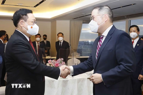 Hình ảnh Chủ tịch Quốc hội Vương Đình Huệ với ông Cho Huyn-sang, Phó Chủ tịch Tập đoàn Hyosung. (Ảnh: Doãn Tấn/TTXVN) 