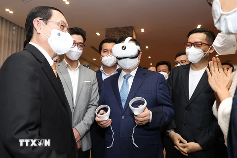 Thủ tướng Phạm Minh Chính trải nghiệm sản phẩm ứng dụng sáng tạo. (Ảnh: Dương Giang/TTXVN) 