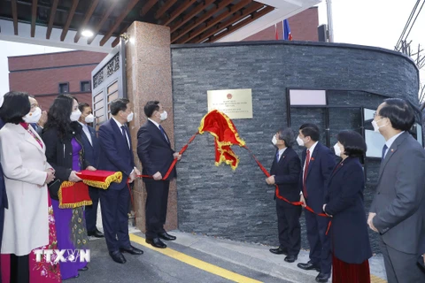 Chủ tịch Quốc hội Vương Đình Huệ kéo băng khánh thành và đặt biển tên trụ sở mới Đại sứ quán Việt Nam tại Hàn Quốc. (Ảnh: Doãn Tấn/TTXVN)