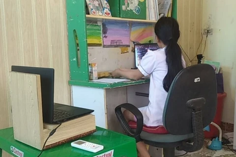 Học sinh thi trực tuyến với hai thiết bị máy tính. (Ảnh: PM/Vietnam+) 