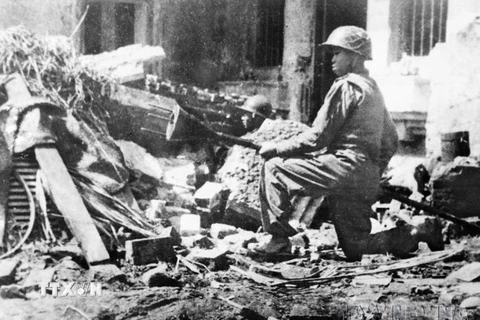 Hình ảnh chiến sỹ cảm tử quân, đoàn viên Thanh niên cứu quốc Hoàng Diệu ôm bom ba càng, sẵn sàng tiêu diệt xe tăng địch trên đường phố Hà Nội ngày 23/12/1946 mãi mãi là biểu tượng bất tử về cuộc chiến tranh nhân dân, mà ở đó mỗi người dân đều là chiến sỹ 