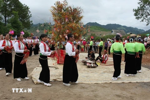 Điệu Xòe truyền thống của đồng bào Thái tại Mộc Châu, tỉnh Sơn La. (Ảnh: Phương Hoa/TTXVN)