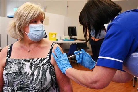Nhân viên y tế tiêm vaccine phòng COVID-19 cho người dân tại Derby, Anh ngày 20/9/2021. (Ảnh: AFP/TTXVN) 