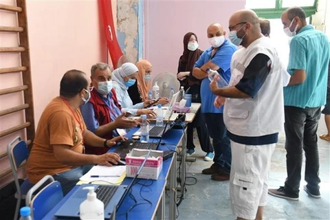Người dân chờ tiêm vaccine ngừa COVID-19 tại Tunis (Tunisia). (Ảnh: THX/TTXVN) 