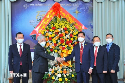 Chủ tịch Ủy ban Trung ương Mặt trận Tổ quốc Việt Nam Đỗ Văn Chiến chúc mừng Hội thánh Tin lành Việt Nam. (Ảnh: Minh Đức/TTXVN)