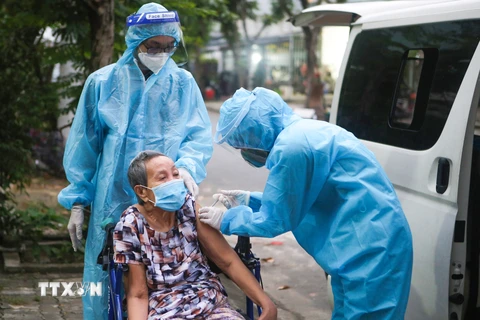 Đội lưu động y tế đến tận nhà để tiêm vaccine phòng COVID-19 cho cho người lớn tuổi có bệnh lý nền tại quận Sơn Trà (Đà Nẵng). (Ảnh: Trần Lê Lâm/TTXVN) 