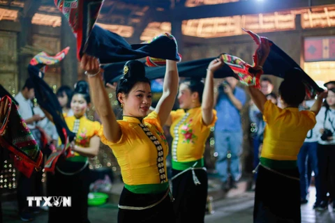 Điệu múa Xòe truyền thống của người Thái. (Ảnh: Trọng Đạt/TTXVN) 