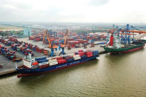 Bốc xếp container tại một bến cảng. (Ảnh: CTV/Vietnam+) 