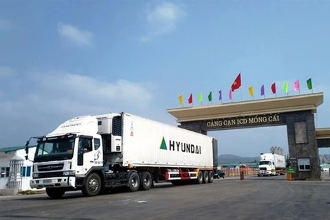 Phương vận chuyển hàng hóa xuất nhập khẩu ở Móng Cái. (Ảnh: TTXVN/TTXVN) 