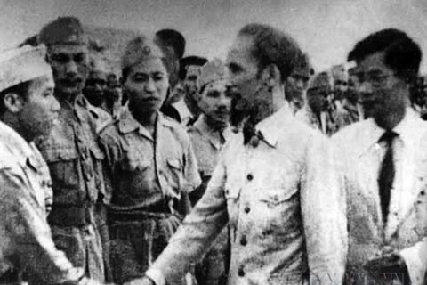 Chủ tịch Hồ Chí Minh đến thăm một đơn vị quyết tử của Hà Nội đầu năm 1947. (Ảnh: Tư liệu/TTXVN phát)